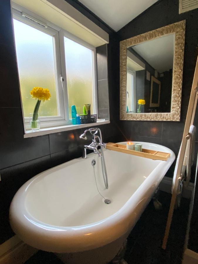 Medway Getaway - 3 Bed Home With Luxury Bathroom Чатам Экстерьер фото